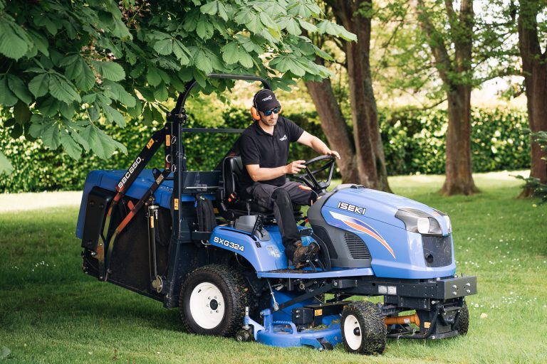 Benjamin Egret tond une grande pelouse arborée avec la tondeuse autoportée ISEKI SXG324
