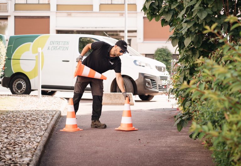 Benjamin Egret installe des cônes de signalisation devant le camion CONFORT O JARDIN