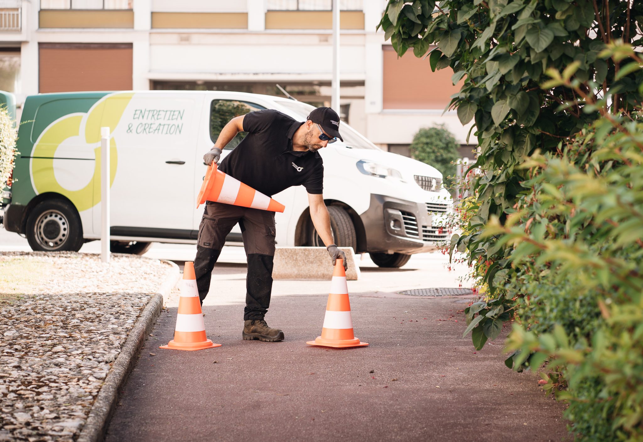 Benjamin Egret pose des cônes de signalisation devant le camion pour baliser la zone