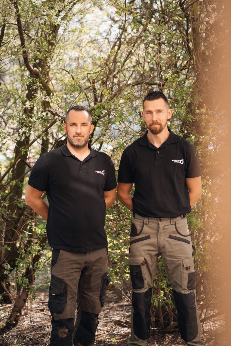 Benjamin Egret et Stéphane, paysagistes CONFORT O JARDIN, devant un arbre en fleurs
