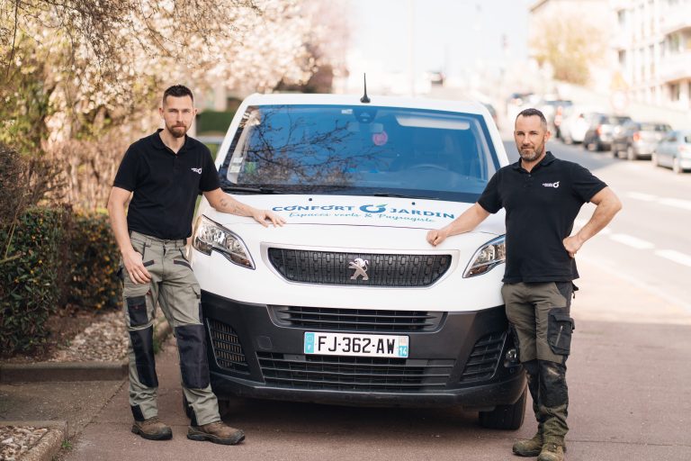 Stéphane et Benjamin Egret, paysagistes, devant le camion Peugeot CONFORT O JARDIN