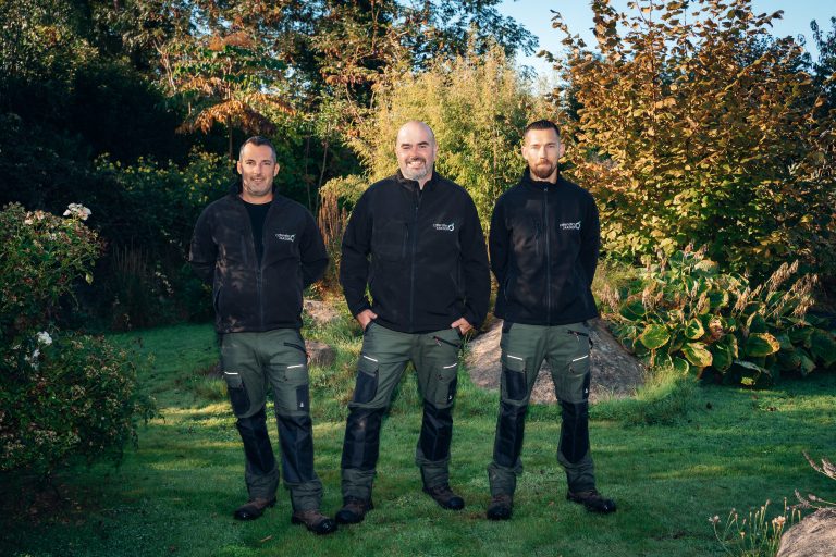 Benjamin Egret, Renaud et Stéphane, paysagistes CONFORT O JARDIN, dans un jardin d’automne