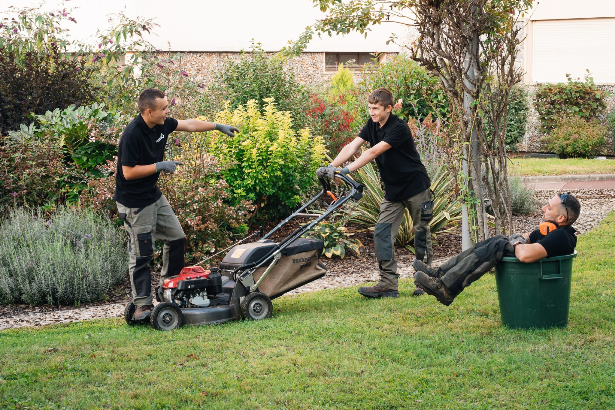 Équipe CONFORT O JARDIN en entretien de jardin : tonte, taille et ramassage des déchets verts