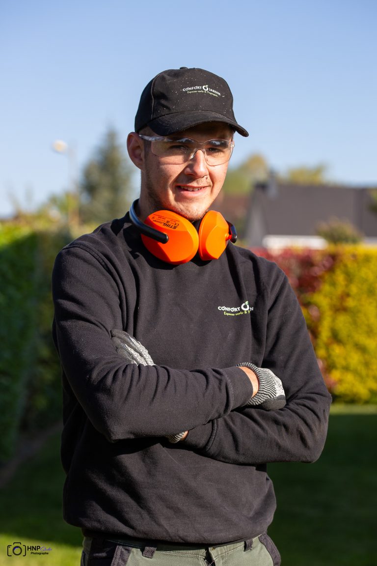 Noel, casquette CONFORT O JARDIN, lunettes de protection et casque antibruit autour du cou