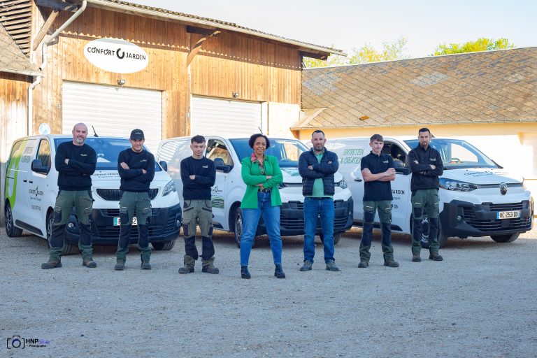 Les sept membres de l’équipe CONFORT O JARDIN, bras croisés devant les camions de l’entreprise