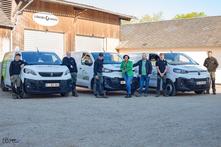 L’équipe CONFORT O JARDIN répartie devant ses trois utilitaires, devant le hangar du dépôt